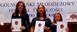 Młode Hajnowianki pozują z dyplomami