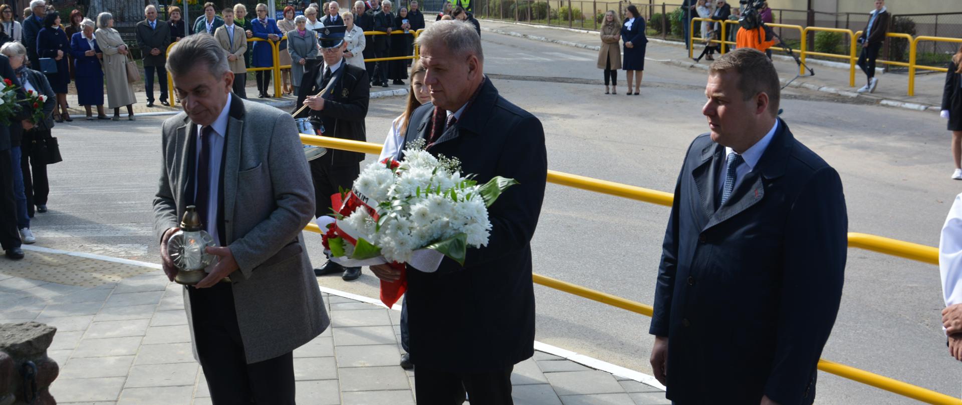Starosta bielski Sławomir Jerzy Snarski składa wiązankę przy odsłoniętym obelisku upamiętniającym mieszkańców gminy Rudka wywiezionych na Sybir w latach 1939-1944. Towarzyszą mu dyrektor bielskiego szpitala Mirosław Reczko oraz wójt gminy Wyszki Mariusz Korzeniewski