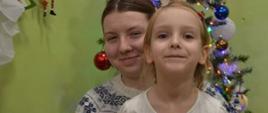 Dzieci pozują do zdjęcia ze swoimi rodzicami
