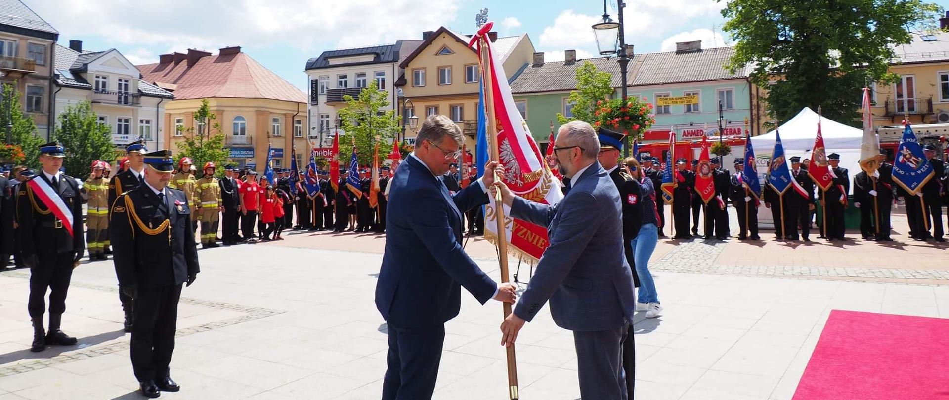 Sztandar został ufundowany przez Społeczny Komitet na rzecz ufundowania sztandaru dla Komendy Powiatowej PSP w Przasnyszu, na czele którego stał starosta Krzysztof Bieńkowski. 