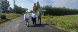Obecni przy odbiorze drogi - Dyrektor ZDP Mikołaj Janowski, Naczelnik Wydziału Komunikacji i Dróg Wiesław Tichoniuk oraz Dyrektor Naczelny Przedsiębiorstwa Drogowo - Mostowego MAKSBUD Jan Miniuk stoją na nowo wyremontowanym odcinku drogi w Kamieniu