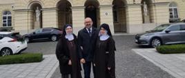 W drodze do stolicy Siostrze Donacie towarzyszył starosta Krzysztof Bieńkowski, który był inicjatorem nadania odznaczenia.
