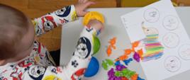 Dzieci w trakcie zajęć terapeutycznych z pedagogiem specjalnym 