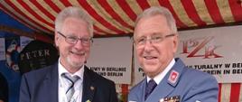 Sylwester Tomala (w mundurze) pełnomocnik Niemieckiego Krzyża Maltańskiego do spraw Europy wschodniej, oraz Roman Brodowski, działacz berlińskiej Polonii