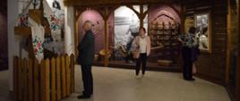Uczestnicy Nocy Muzeum oglądają ekspozycję stałą 
