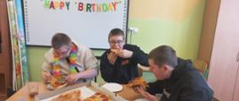Celebrujemy urodziny - uczniowie jedzą pizzę