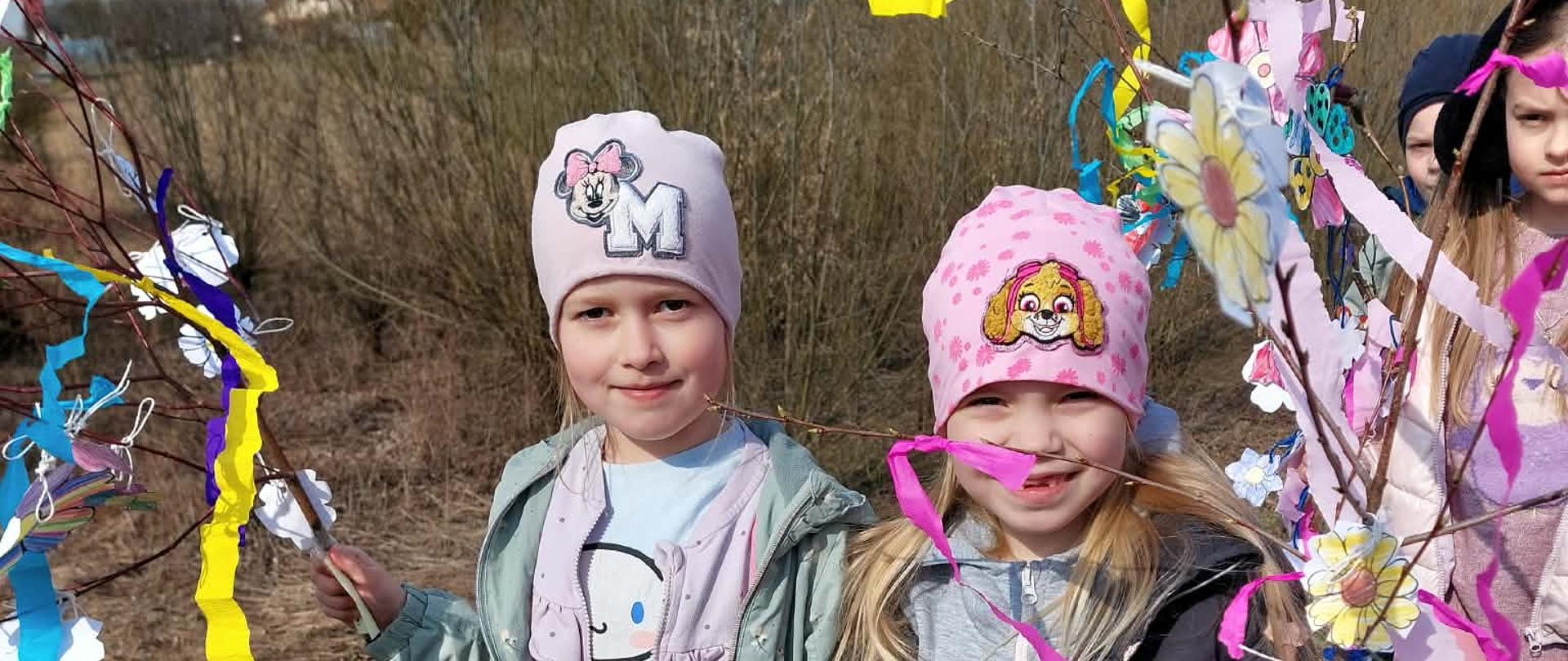 Uczniowie na spacerze z kolorowymi dekoracjami z bibuły
