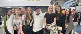 Podczas targów w Nadarzynie - uczennice pozują do zdjęcia z szefem kuchni