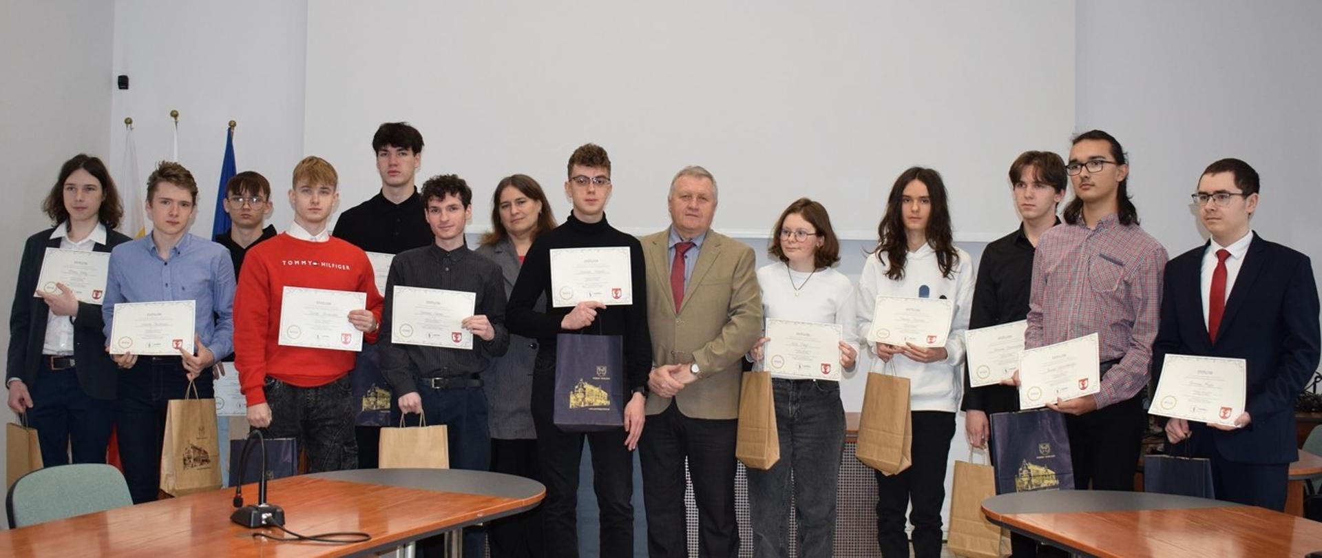 Uczestnicy konkursu wraz z przedstawicielką Fundacji Pasieka i Etatowym Członkiem Zarządu Powiatu Gorlickiego