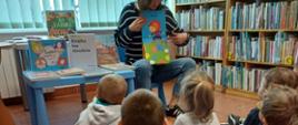 Dzieci uczestniczące w zajęciach z bibliotekarką