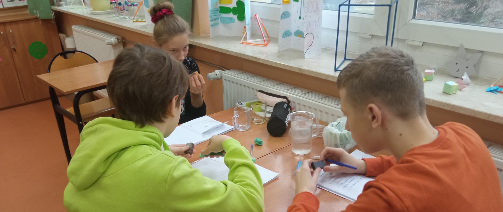 Wyznaczanie gęstości i objętości klasa 7