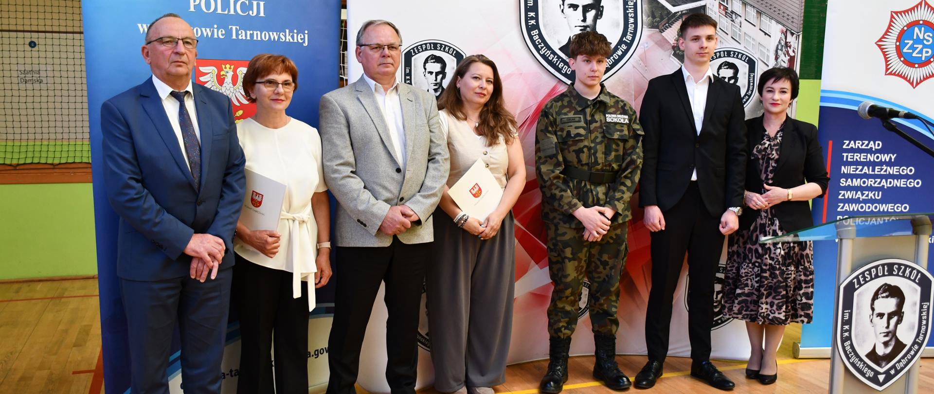 Przewodnicząca Rady Powiatu i Wicestarosta wraz z uczniami i ich rodzicami