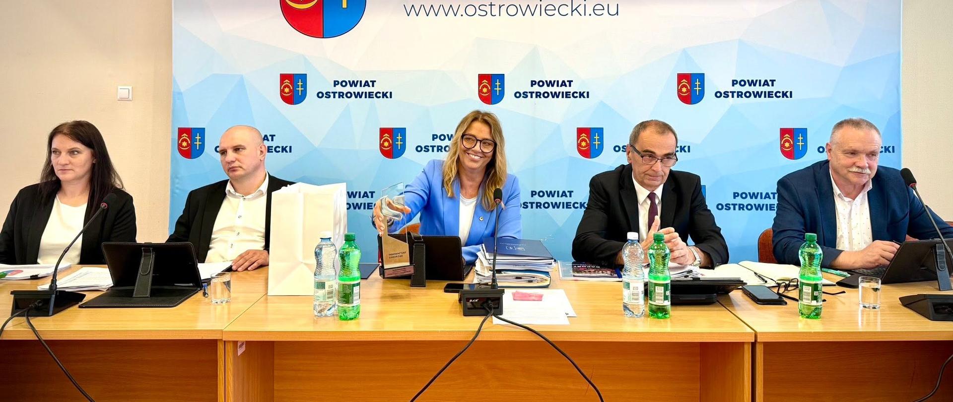 Zarząd Powiatu Ostrowieckiego z absolutorium i wotum zaufania za 2025 rok