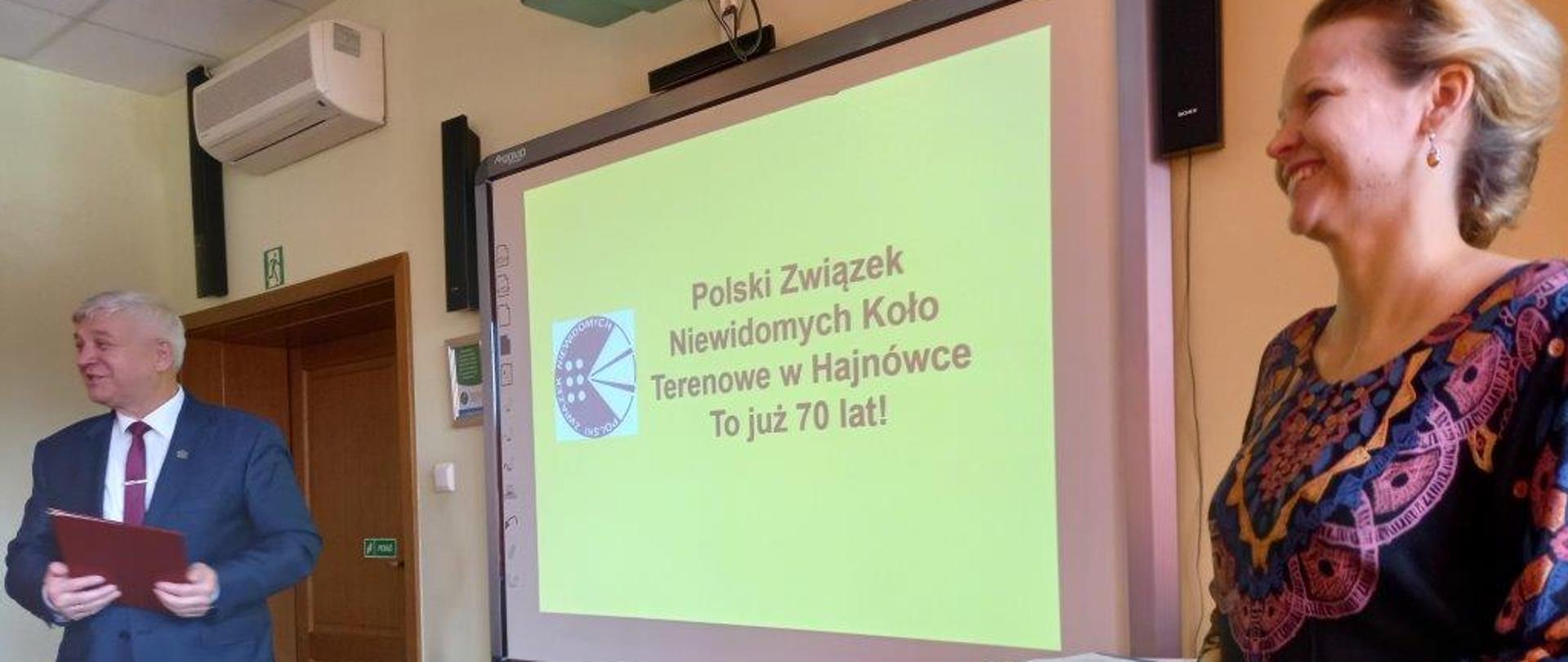 Prezes Koła i Burmistrz Miasta Hajnówka przy prezentacji