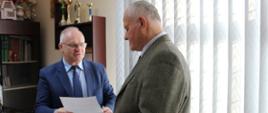 Starosta Hajnowski wręcza nominację członkom Powiatowej Społecznej Rady 