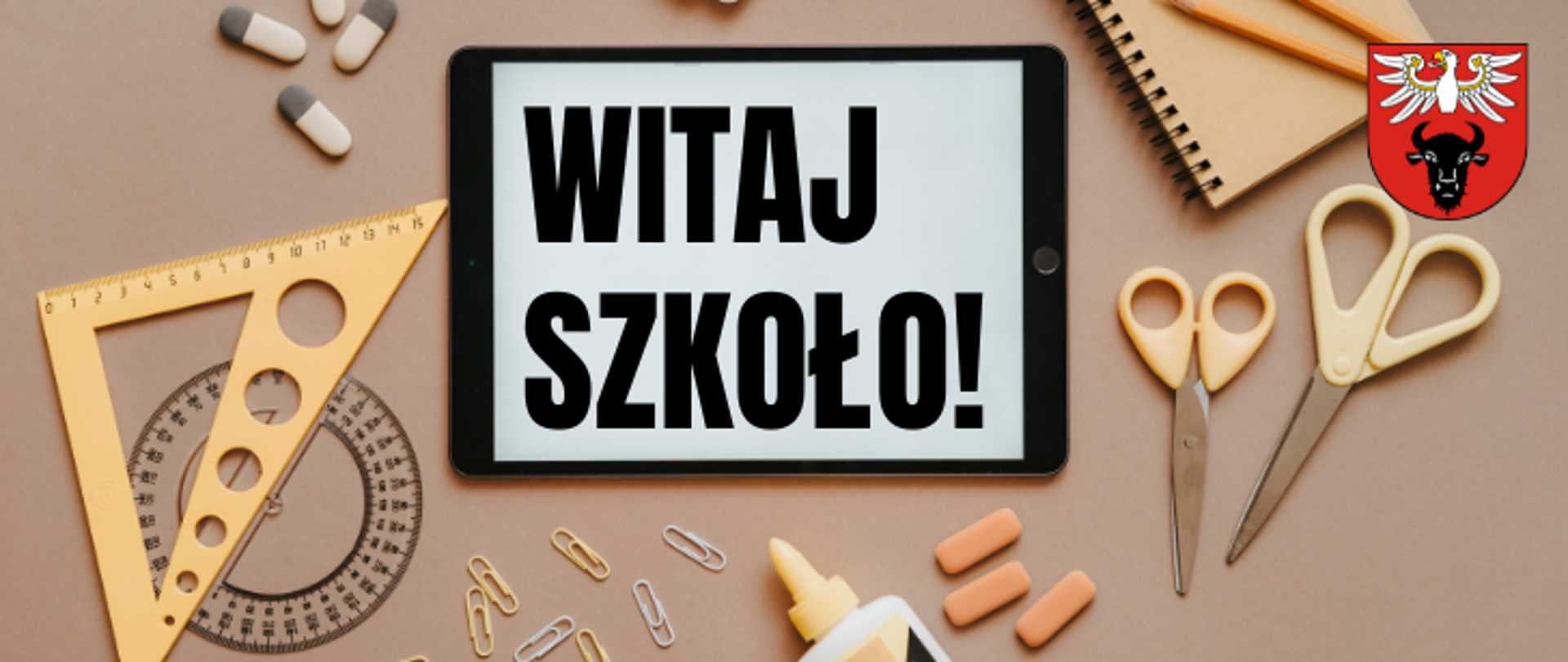 obrazek z grafiką przyborów szkolnych z napisem "WITAJ SZKOŁO" oraz logo powiatu