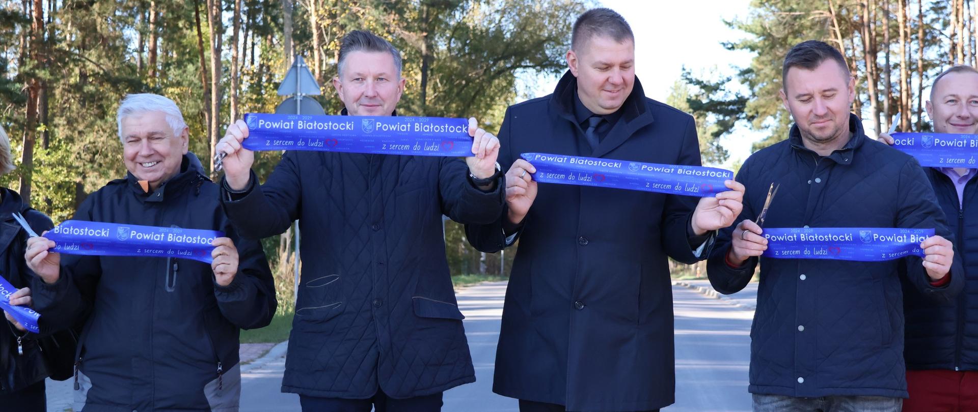 przecięcie wstęgi – zbliżenie na starostę i wójta