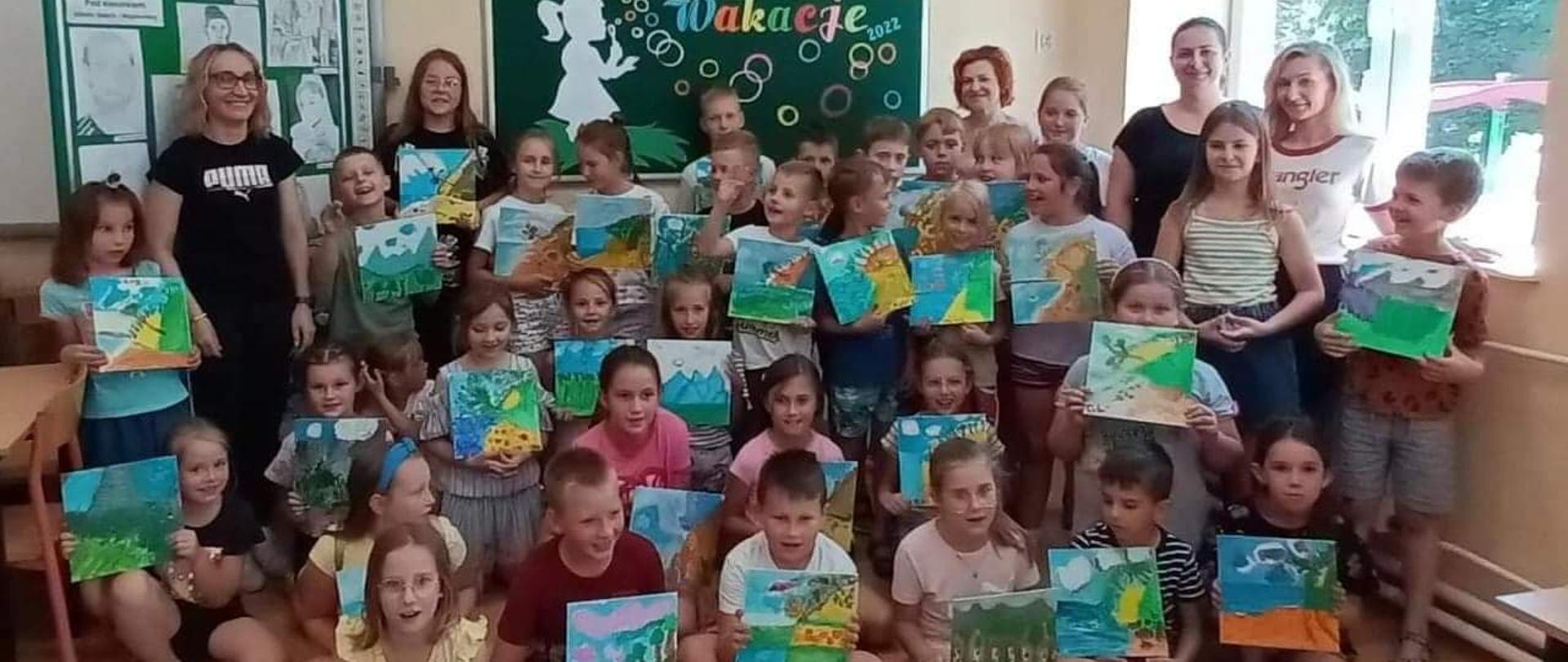 wspólne zdjęcie dzieci biorących udział w spotkaniach wakacyjnych