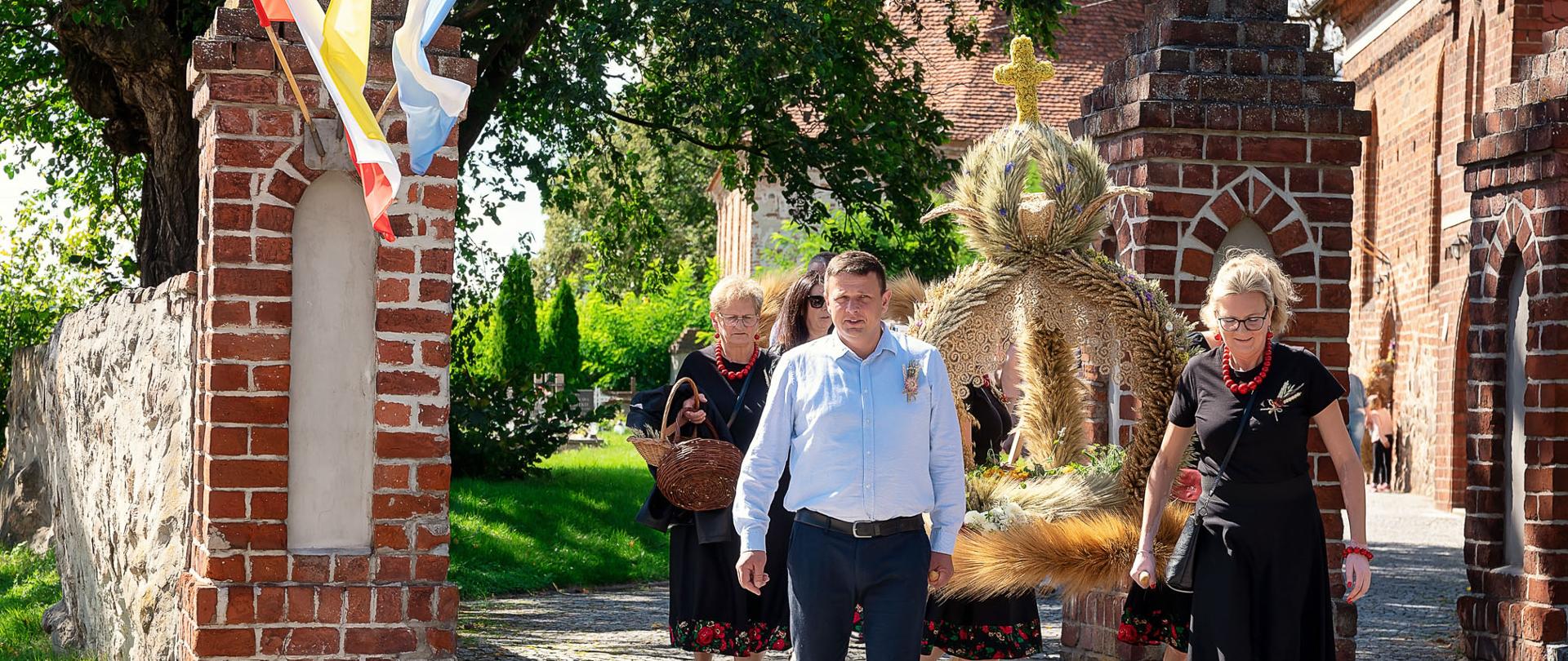 ludzie z wieńcem