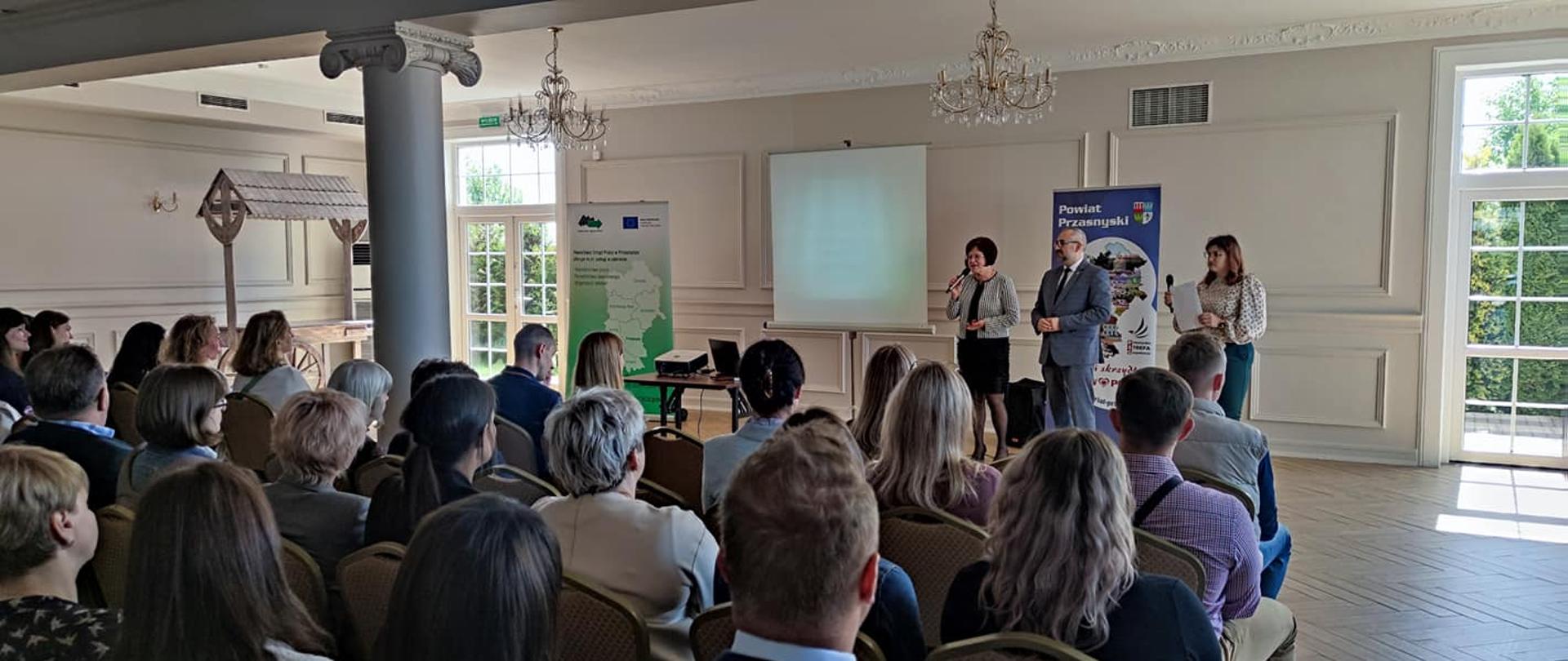 Zdjęcie przedstawia przedstawicieli biznesu z powiatu przasnyskiego, którzy przybyli na konferencję „Europejskie Dni Pracodawców 2022" oraz otwierających konferencję starostę przasnyskiego Krzysztofa Bieńkowskiego wraz z dyrektor Powiatowego Urzędu Pracy w Przasnyszu,