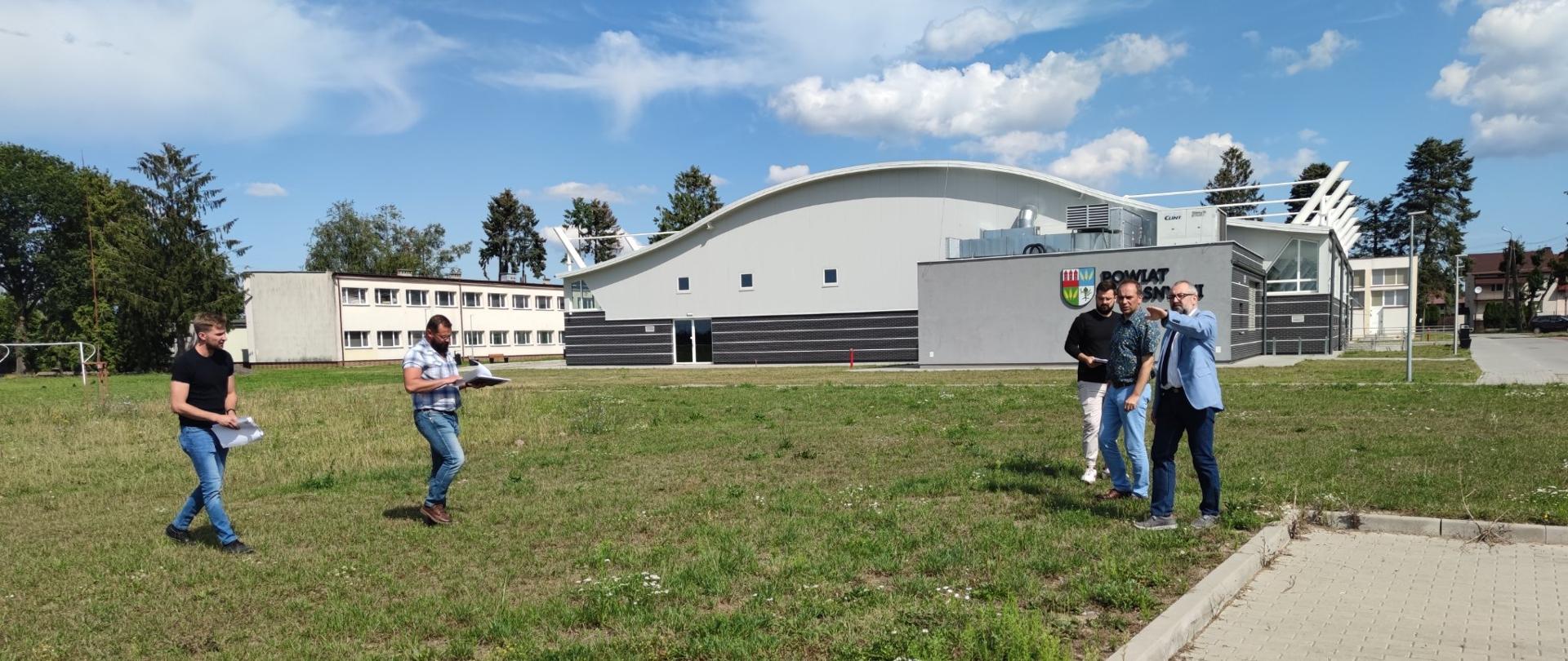 Na zdjęciu przedstawiciele Wykonawcy kompleksu basenów, Starosta Przasnyski oraz Dyrektor Zespołu Szkół Zawodowych w Przasnyszu na terenie przyszłej budowy.
