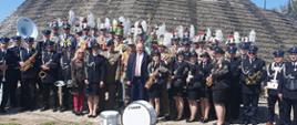 wspólne zdjęcie członków orkiestry i Turków pod kopcem 