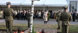 Dzień Pamięci Więźniów Obozu Dulag 121 i Niosących Im Pomoc. - fotorelacja - na zdjęciu moment składania wiązanki 