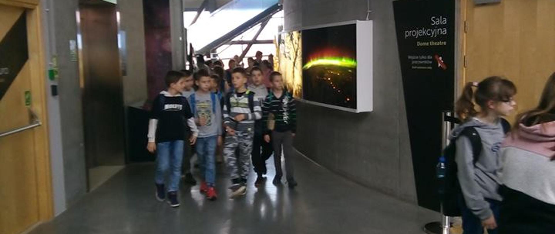 Dzieci zwiedzają planetarium