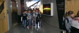 Dzieci zwiedzają planetarium