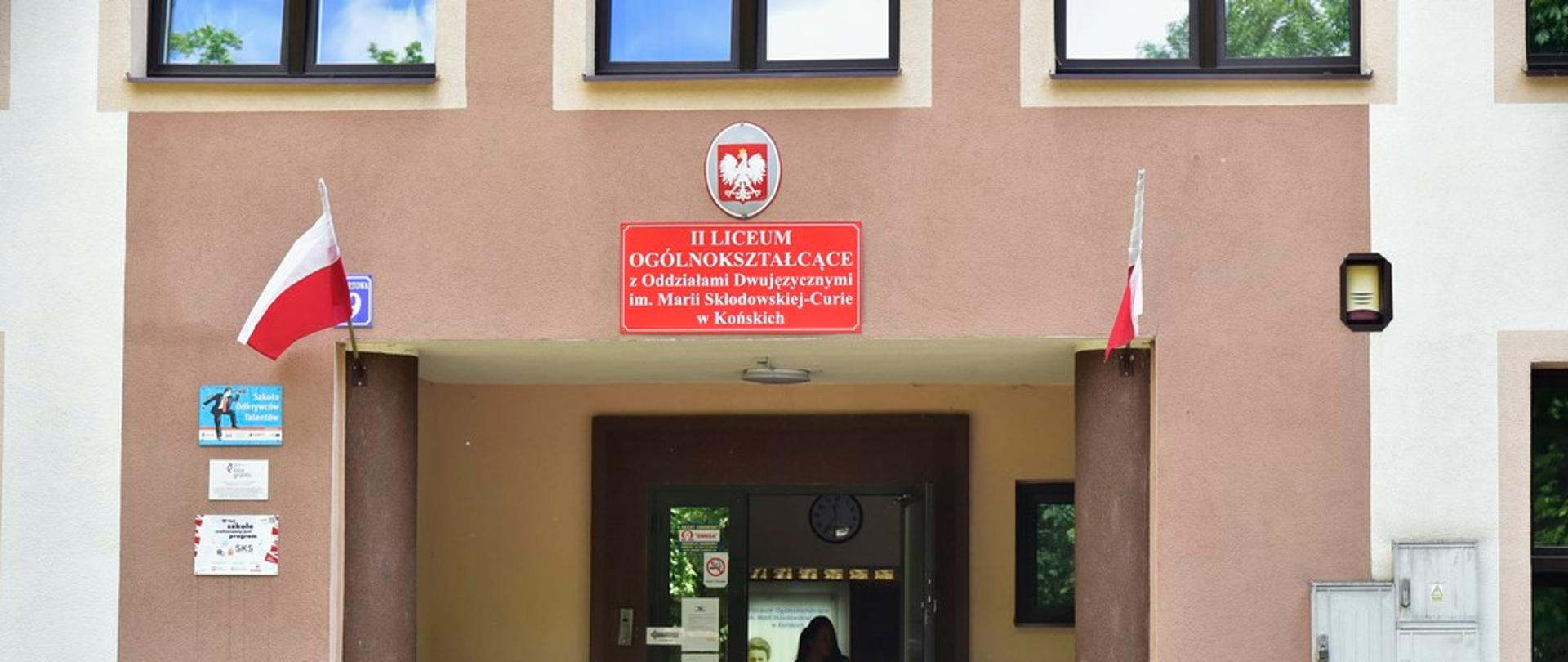 Szeroko otwarte drzwi w drugim ogólniaku