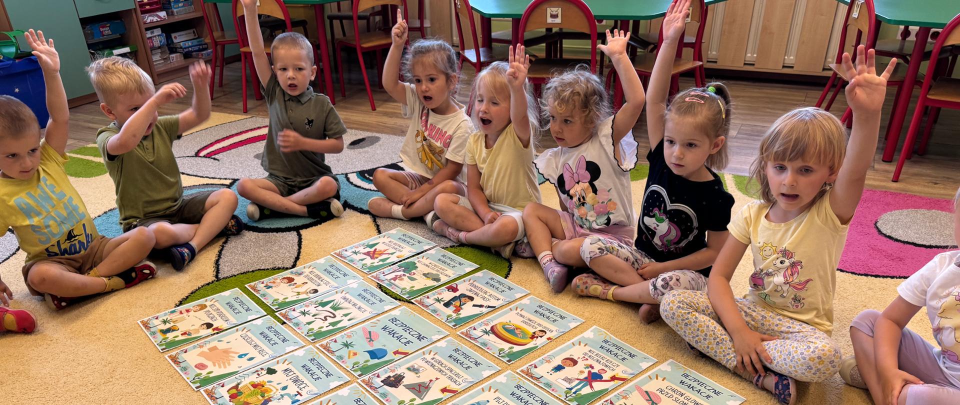 
Grupa dzieci podczas zajęć w ramach akcji informacyjno-edukacyjną „Tydzień dla Bezpieczeństwa”