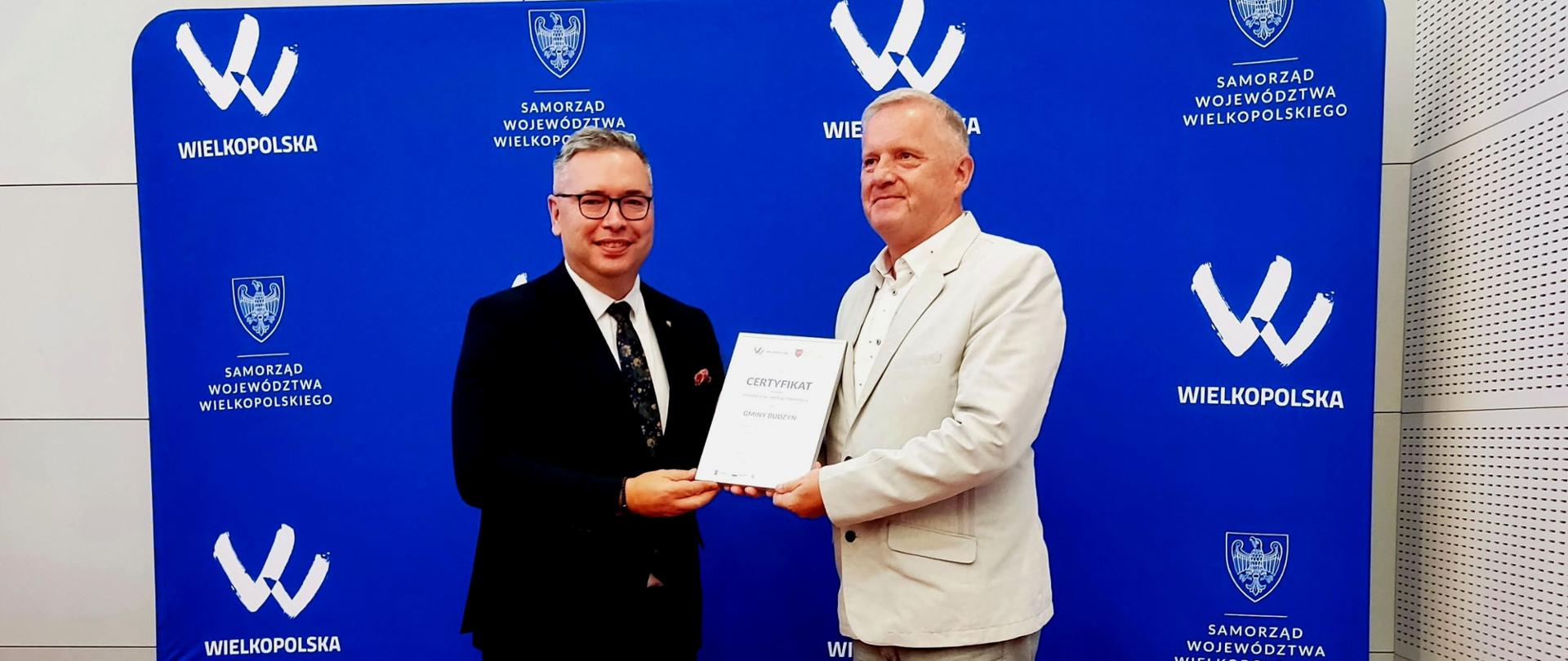 Członek Zarządu Województwa Wielkopolskiego wręcza certyfikat Zastępcy Burmistrza Miasta i Gminy Budzyń