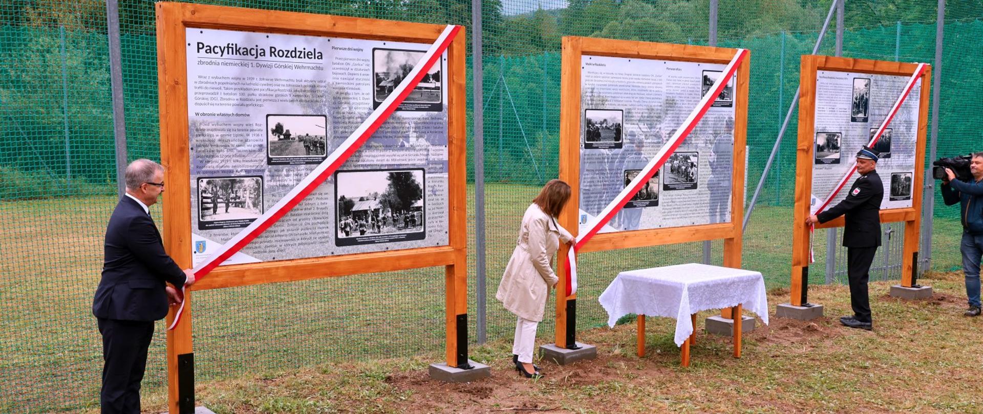 Odsłonięto trzy tablice poświęcone ofiarom i wydarzeniom z września 1939 roku. 