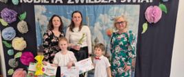 Dyrektor Przedszkola, nauczycielki i laureaci konkursu pozują do zdjęcia