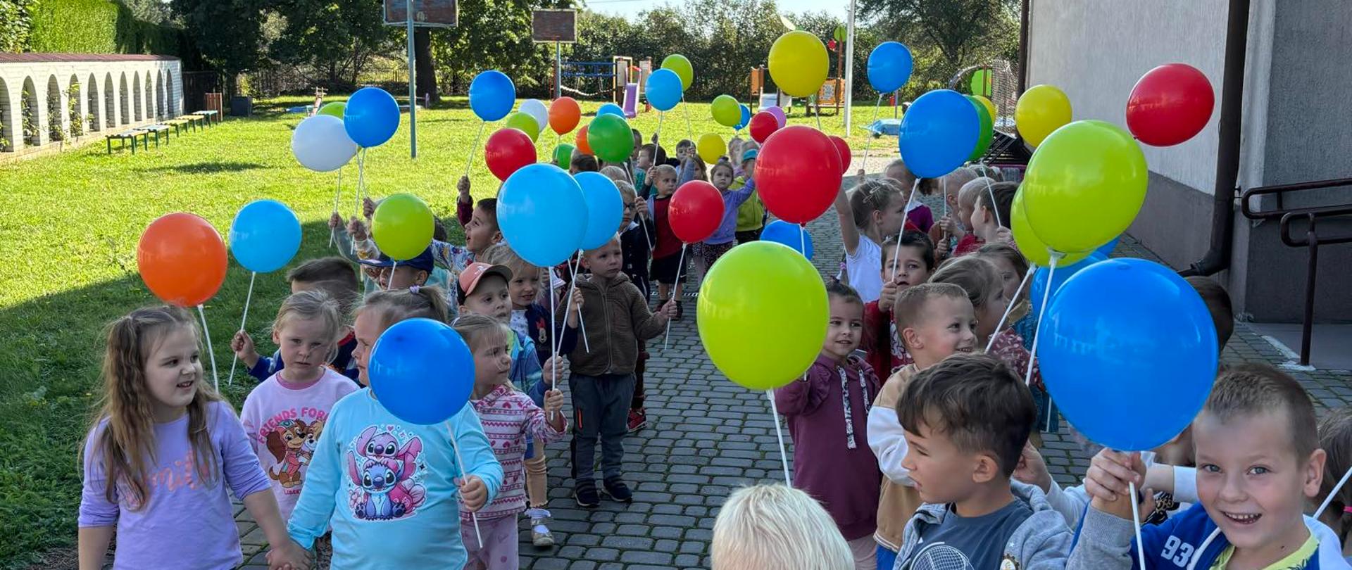 Dzieci podczas zabaw w ogrodzie przedszkolnym z okazji Dnia Przedszkolaka