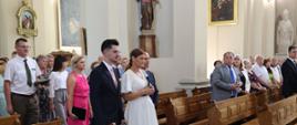 Pani Wójt oraz Dyrektor Gminnego Ośrodka Kultury wchodzą do kościoła wraz z zaproszonymi gośćmi