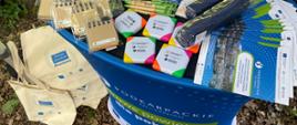 Na stoisku projektu LIFE Podkarpackie „Żyj i oddychaj” wyeksponowano materiały edukacyjne i gadżety promocyjne, w tym ulotki, notesy, długopisy, torby bawełniane oraz zakreślacze. Materiały służą informowaniu mieszkańców o działaniach na rzecz poprawy jakości powietrza oraz możliwościach uzyskania wsparcia na inwestycje proekologiczne.