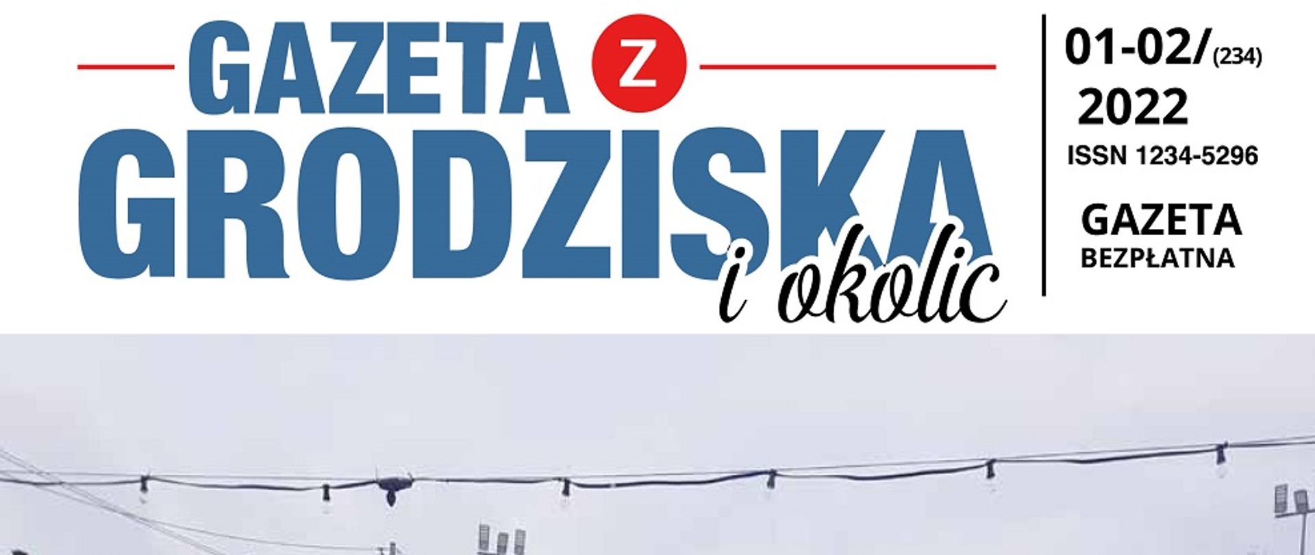 Lodowisko , na którym dzieci jeżdżą na łyżwach. Niebieski napis Trwają ferie. Zapraszamy na lodowisko