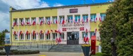Zdjęcie przedstawia obiekty infrastrukturalne ozdobione flagą narodową