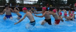 Młodzież w trakcie rywalizacji w wodzie