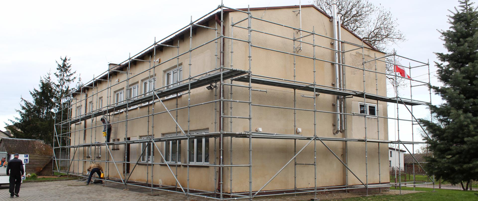 Rozpoczęcie robót budowlanych na świetlicy wiejskiej w Wyrozębach-Podawcach widok budynku z przodu 