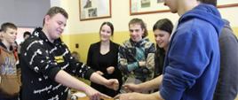 Uczniowie podczas eksperymentu fizycznego