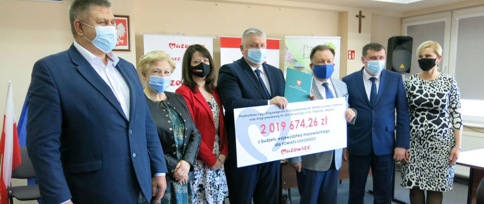 Wójt Gminy Platerów Jeży Garucki , Członek Zarządu Elżbieta Lanc, Członek Zarządu Janina Ewa Orzełowska, Starosta Łosicki Janusz Kobyliński, Marszałek Województwa Mazowieckiego Adam Struzik, Wicestarosta łosicki Michał Michaluk i Skarbnik Powiatu Anna Sulińska.