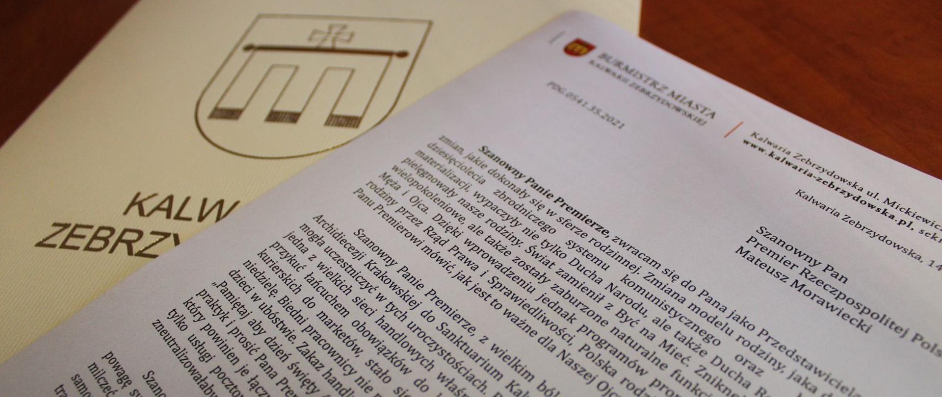 Fotografia przedstawia list Burmistrza Miasta skierowany do Premiera Mateusza Morawieckiego wraz z teczką 
