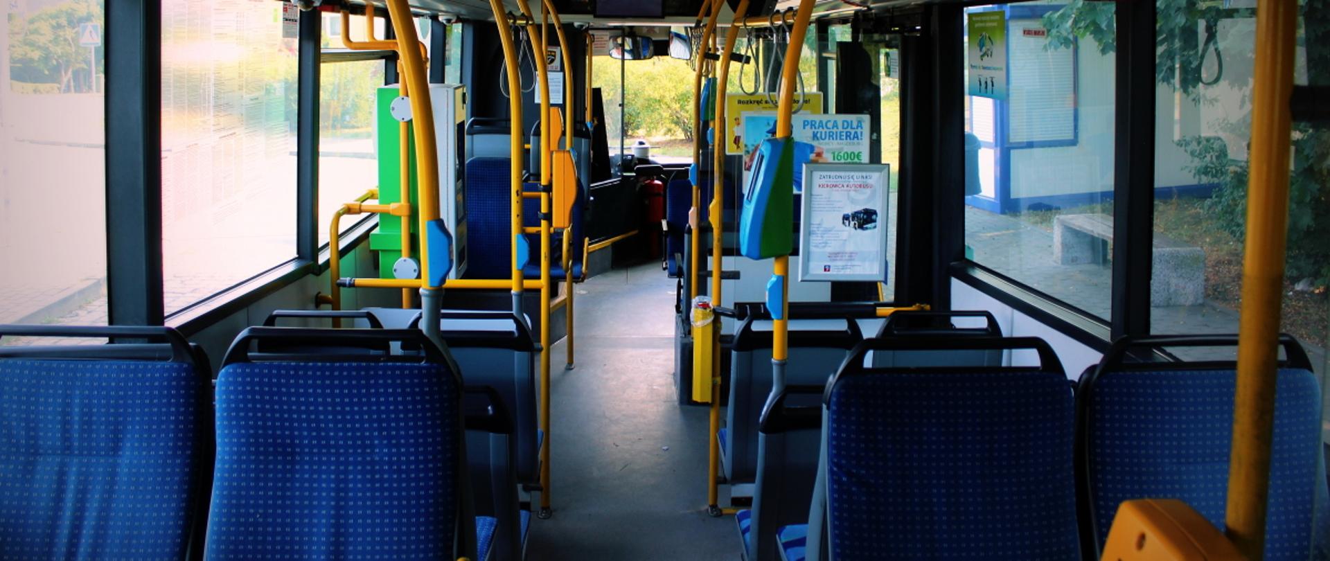 wnętrze autobusu