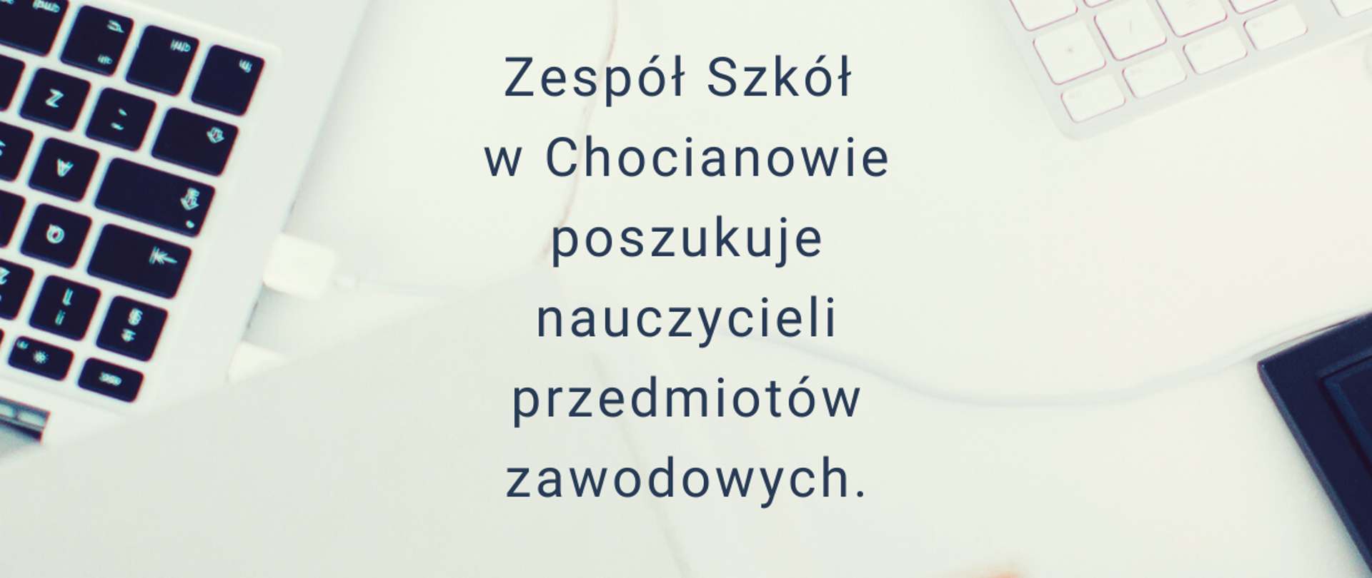 Kolorowy plakat z granatowym napisem Szukamy nauczycieli . Zespół Szkół w Chocianowie poszukuje nauczycieli przedmiotów zawodowych z logo powiatu. W tle klawiatury komputerowe.