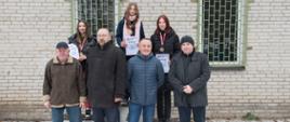 Na fotografii zwyciężczynie w kategorii dziewczęta szkół ponadpodstawowych wraz z organizatorami turnieju.