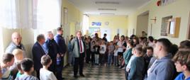 Na zdjęciu widać spotkanie uczniów SP w Kołakach Kościelnych w korytarzu szkolnym z przedstawicielem Powiatu Zambrowskiego i funkcjonariuszami Posterunku Policji w Rutkach . 