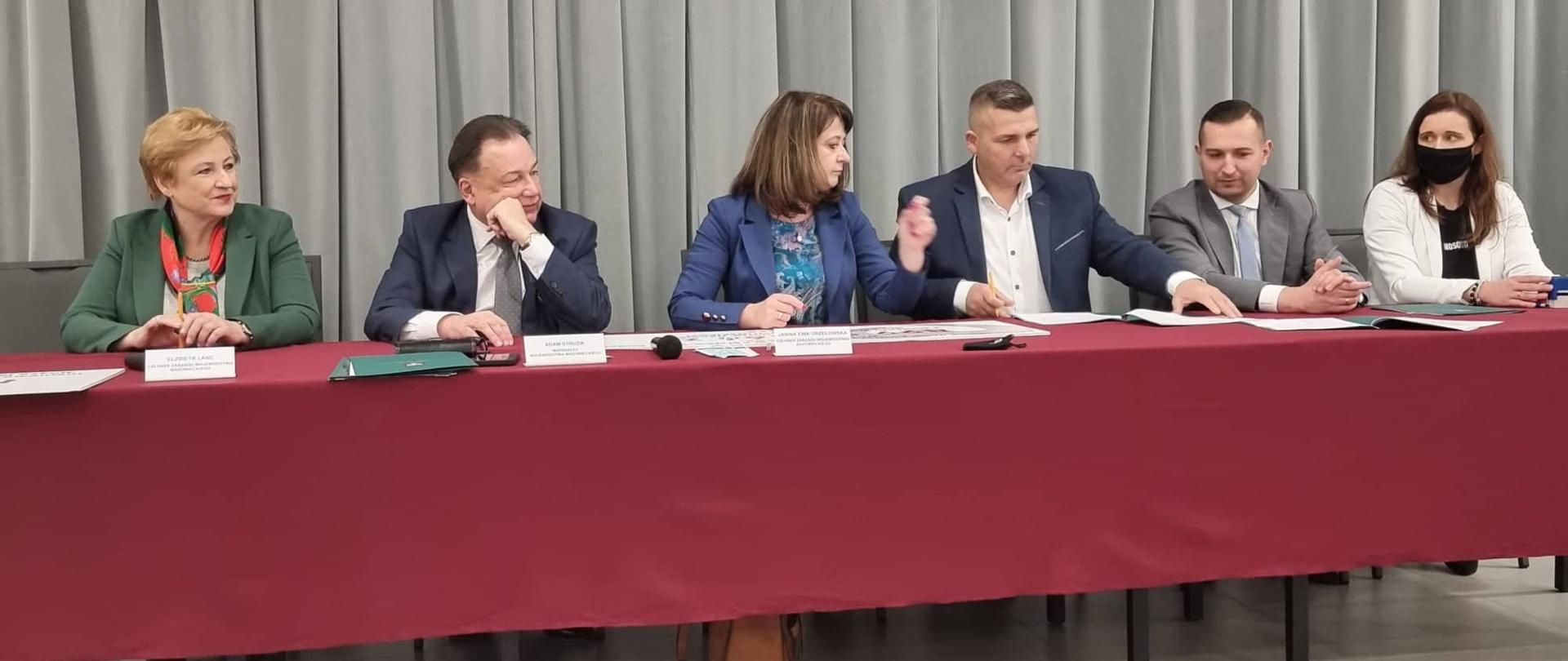 Umowę na dofinansowanie przebudowy drogi powiatowej nr 1304W podpisują od lewej: Członek Zarządu Elżbieta Lanc, Marszałek Województwa Mazowieckiego Adam Struzik, Członek Zarządu Janina Ewa Orzełowska, Starosta Powiatu Garwolińskiego Mirosław Walicki, Wicestarosta Powiatu Garwolińskiego Marek Ziędalski, Skarbnik Powiatu Garwolińskiego Jolanta Zawadka 
