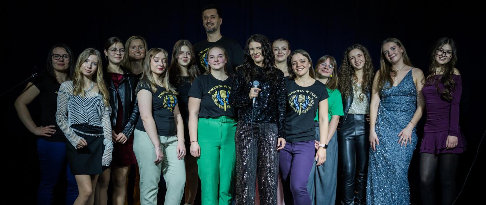 Grupa uśmiechniętych osób pozuje do zdjęcia